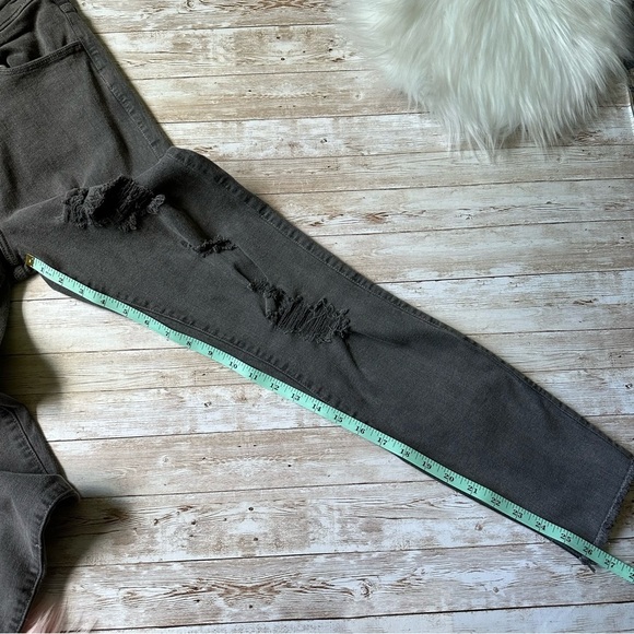 American Eagle Ripped Jeans | Black Wash | size 32 - Picture 6 of 9